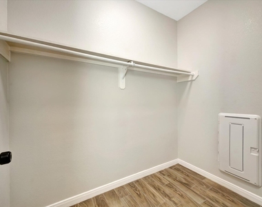 904 W Sealy Street - Photo Thumbnail 14