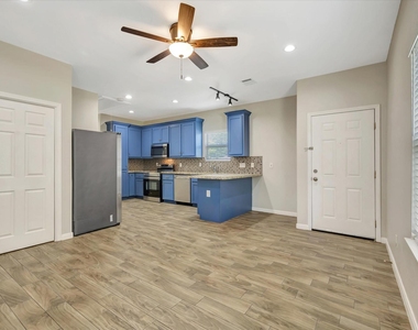 904 W Sealy Street - Photo Thumbnail 4