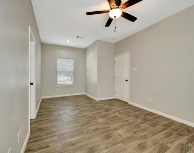 904 W Sealy Street - Photo Thumbnail 13