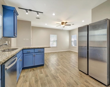 904 W Sealy Street - Photo Thumbnail 9