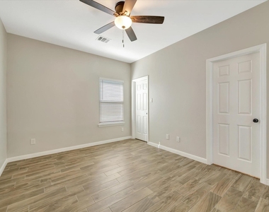 904 W Sealy Street - Photo Thumbnail 12