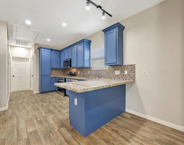 904 W Sealy Street - Photo Thumbnail 6