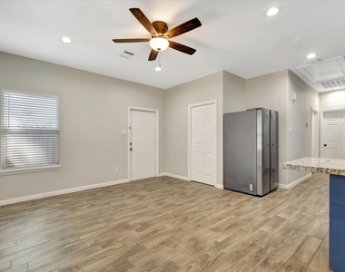 904 W Sealy Street - Photo Thumbnail 2