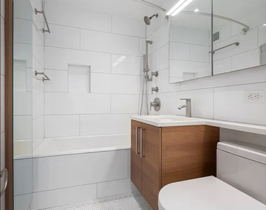 E 52nd St - Photo Thumbnail 2