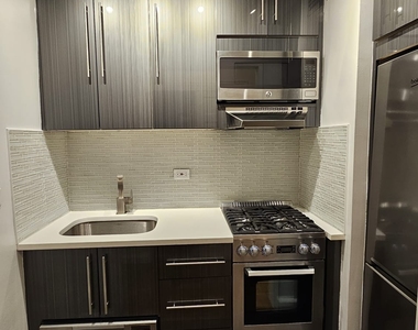 East 79 Street - Photo Thumbnail 3