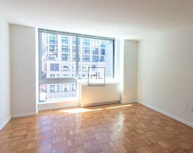 West 37th Street - Photo Thumbnail 3