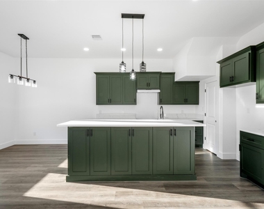1306 Duff Lane - Photo Thumbnail 8