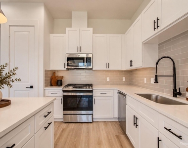 4425 Providence Street - Photo Thumbnail 6