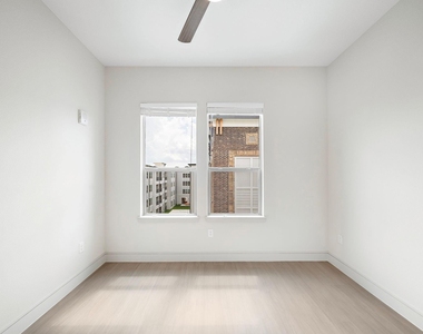4840 North Shepherd Drive - Photo Thumbnail 4
