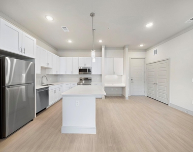 4840 North Shepherd Drive - Photo Thumbnail 1