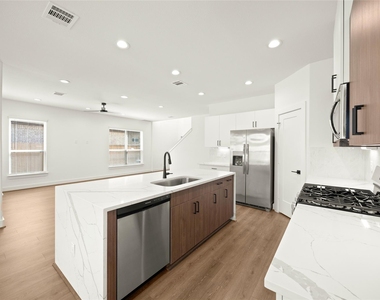 2708 Sunrise Breeze Drive - Photo Thumbnail 8