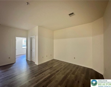 79 W Market Street - Photo Thumbnail 7