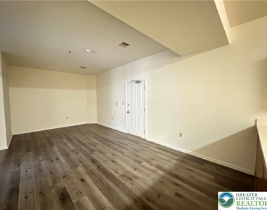 79 W Market Street - Photo Thumbnail 6