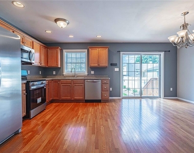 1427 Chelsea Avenue - Photo Thumbnail 7