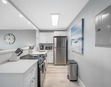 19450 Gulf Boulevard - Photo Thumbnail 13