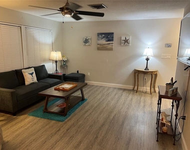 1404 N Saturn Avenue - Photo Thumbnail 9