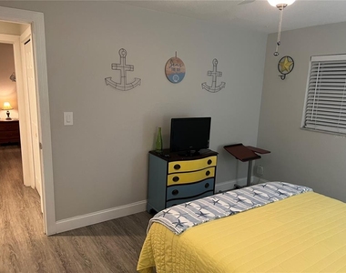 1404 N Saturn Avenue - Photo Thumbnail 21