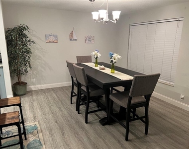 1404 N Saturn Avenue - Photo Thumbnail 3