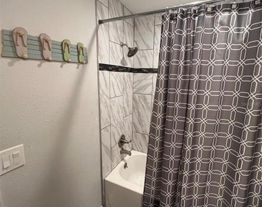 1404 N Saturn Avenue - Photo Thumbnail 18