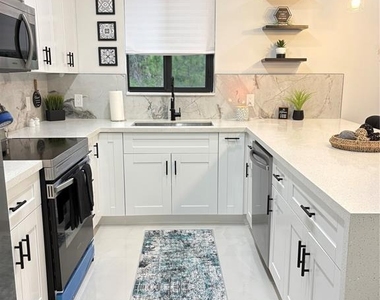 225 Bowman Avenue S - Photo Thumbnail 6