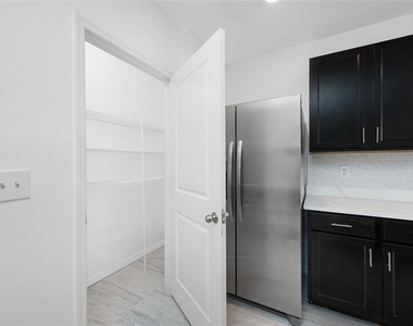 605 Blue Point Drive - Photo Thumbnail 11