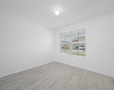 605 Blue Point Drive - Photo Thumbnail 27