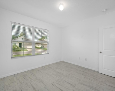 605 Blue Point Drive - Photo Thumbnail 28