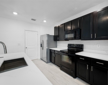 605 Blue Point Drive - Photo Thumbnail 7