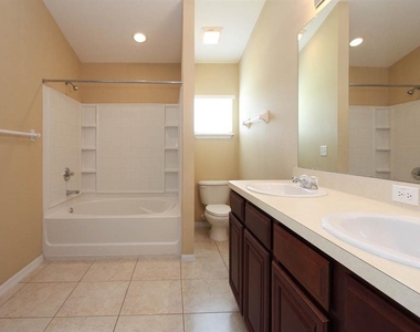 16515 Kingletridge Avenue - Photo Thumbnail 6