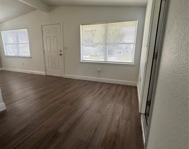 5206 S 84th Street - Photo Thumbnail 6