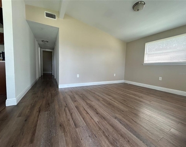 5206 S 84th Street - Photo Thumbnail 3