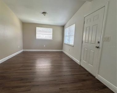 5206 S 84th Street - Photo Thumbnail 4