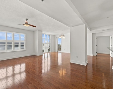 1227 E Madison Street - Photo Thumbnail 4