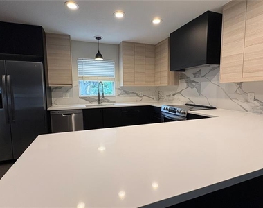 6001 N Lynn Avenue - Photo Thumbnail 11