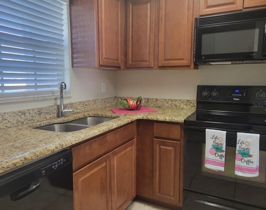 711 Russell Lane - Photo Thumbnail 6