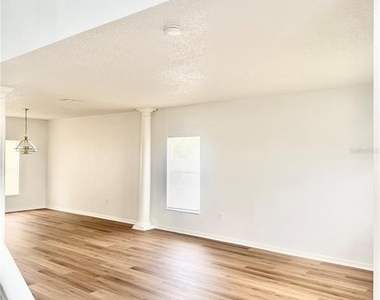 727 James Court - Photo Thumbnail 4