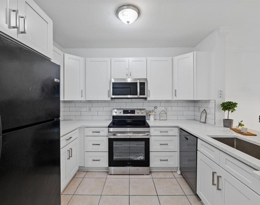 204 E South Street - Photo Thumbnail 2