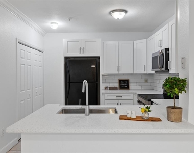 204 E South Street - Photo Thumbnail 3