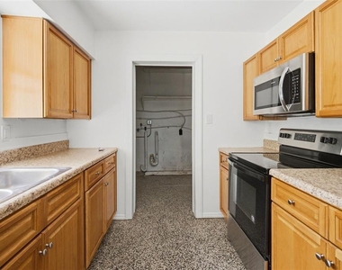 70 Griggs Avenue - Photo Thumbnail 8