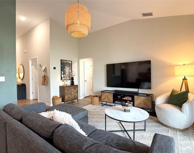 2437 Oakwood Lane - Photo Thumbnail 7