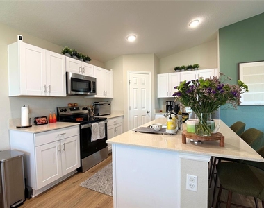 2437 Oakwood Lane - Photo Thumbnail 4