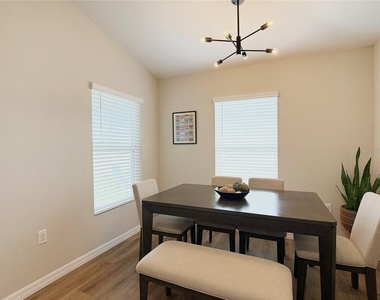 2437 Oakwood Lane - Photo Thumbnail 5