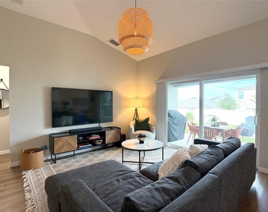 2437 Oakwood Lane - Photo Thumbnail 6