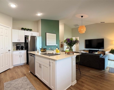 2437 Oakwood Lane - Photo Thumbnail 3
