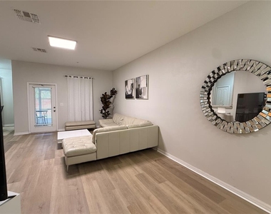 1057 Priory Circle - Photo Thumbnail 4