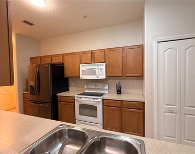 1057 Priory Circle - Photo Thumbnail 7