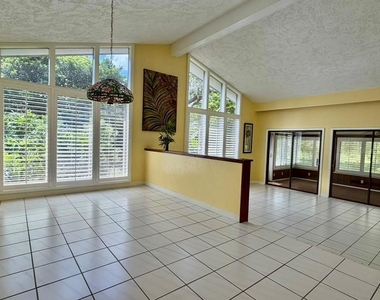 107 Canterbury Drive - Photo Thumbnail 5