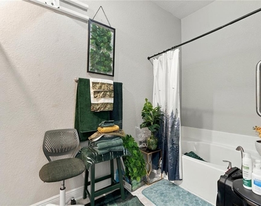 796 Meadow Pointe Drive - Photo Thumbnail 13