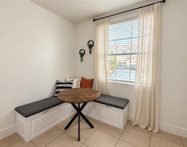 424 Arbor Lakes - Photo Thumbnail 8