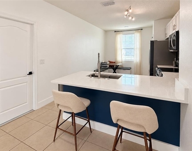 424 Arbor Lakes - Photo Thumbnail 5